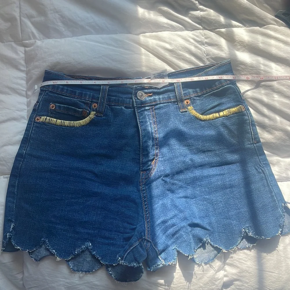 Levi Women Shorts - Picture 4 of 6